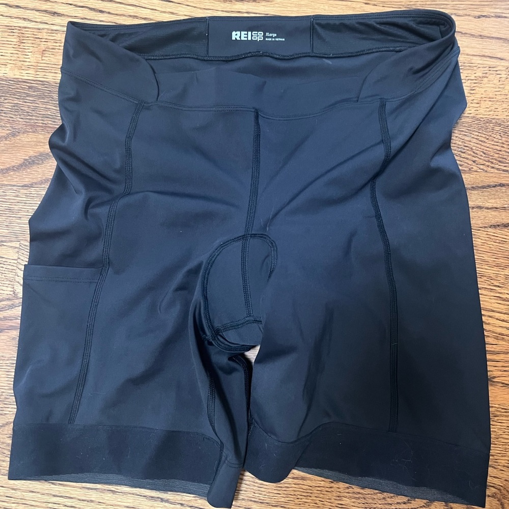 REI Co-op Junction padded bike shorts for women in black. Size XL.